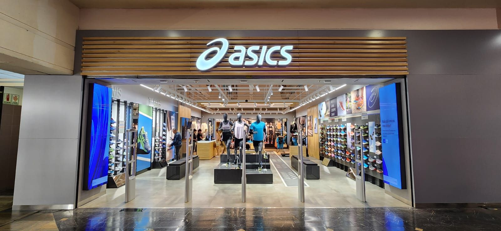 ASICS Inaugura su Primera Tienda en Perú en el centro comercial Plaza ...
